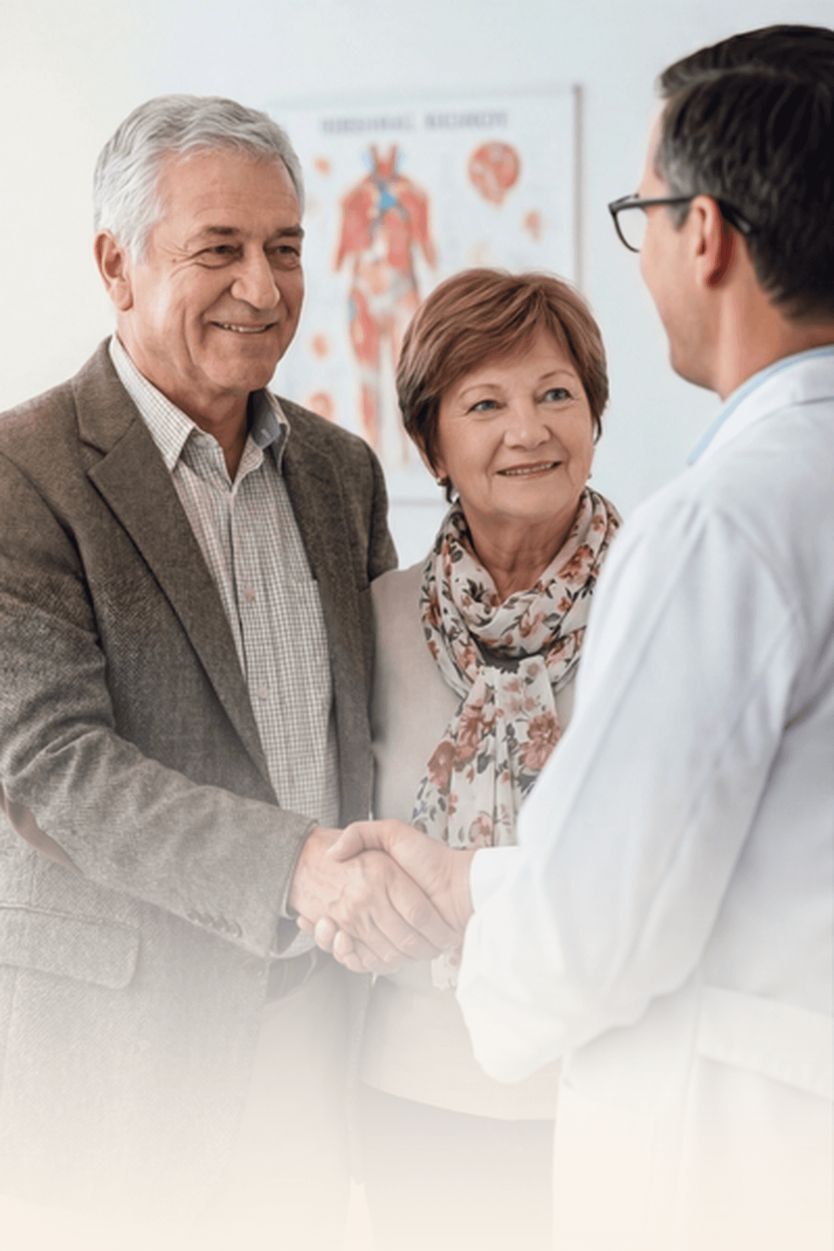 Ehepaar schüttelt Arzt die Hand