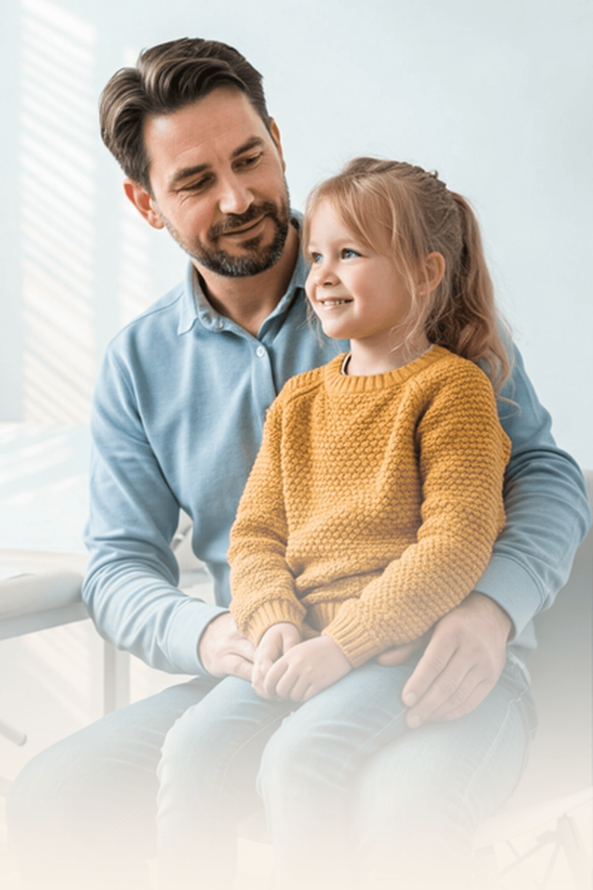 Vater mit Tochter sitzt im Behandlungszimmer eines Arztes